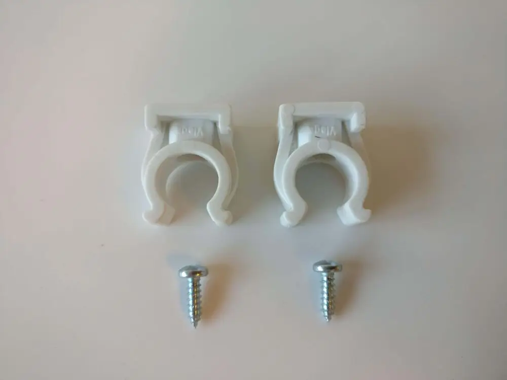 Zwei weiße Rohr-Clips sowie zwei Schrauben, geeignet zur Befestigung von Rohren. Produktdetails oder Markenaufdruck sind nicht zu erkennen.